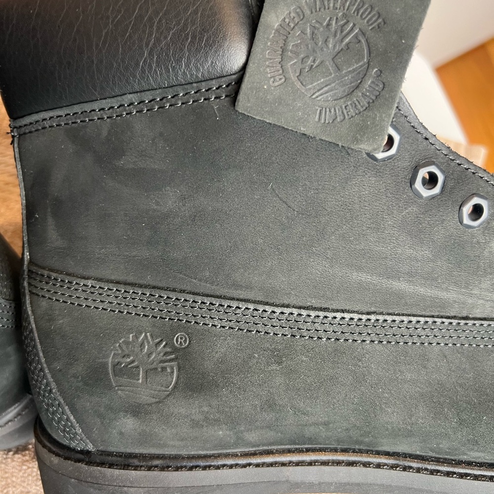 Timberland Black Boots with High-Top Design and Padded Collar - Picture 11 of 13